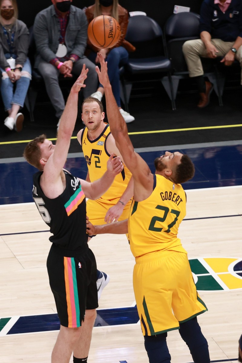 Rudy Gobert (27) looks to block Jakob Poeltl's (25) shot 